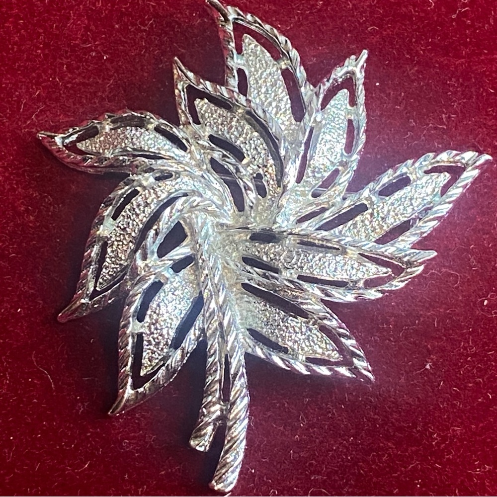 🍒3 for $33🍒  Sarah Coventry Silver Tone Leafy Brooch